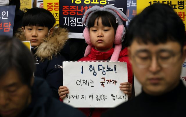 한국1형당뇨병환우회 관계자들이 15일 오전 세종시에서 긴급기자회견을 열고 1형 당뇨환자들의 처우개선을 호소하고 있다.  연합뉴스