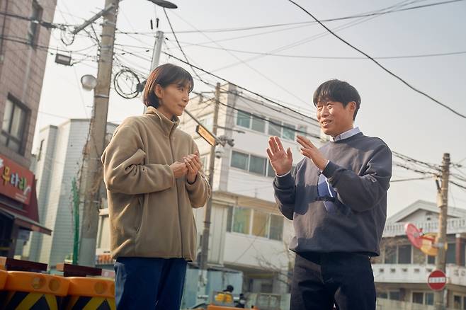 윤여정 유해진이 주연한 '도그데이즈'의 한 장면. 사진제공=CJENM