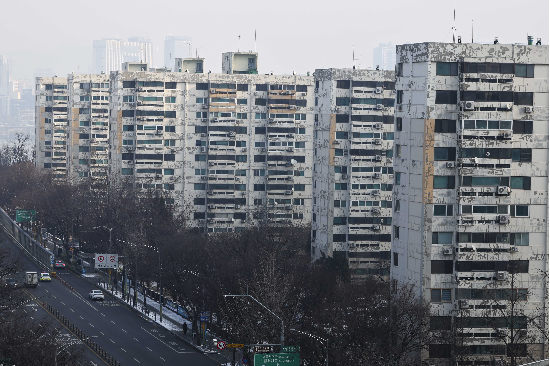 사진은 서울 여의도의 재건축 아파트 일대 모습.(출처=연합뉴스)