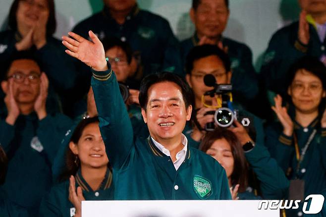 (로이터=뉴스1) = 13일 대만 타이베이 민진당 당사 앞에서 열린 선거 승리 행사에서 라이칭더 총통 당선인이 지지자들에게 손을들어 인사하고 있다. 2024.1.13  ⓒ 로이터=뉴스1  Copyright (C) 뉴스1. All rights reserved. 무단 전재 및 재배포,  AI학습 이용 금지.