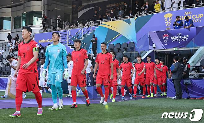 대한민국 축구대표팀 선수들이이 15일(현지시간) 카타르 도하 자심 빈 하마드 스타디움에서 열린 2023 아시아축구연맹(AFC) 카타르 아시안컵 조별리그 E조 대한민국과 바레인의 경기에서 그라운드에 입장하고 있다. /사진 = 뉴스1