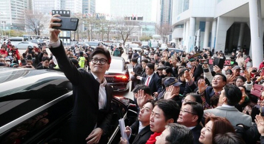 한동훈 국민의힘 비상대책위원장이 10일 부산 해운대구 벡스코 컨벤션홀에서 부산시당 당원들과 간담회를 가진 뒤 차량에 오르면서 지지자들과 셀카를 찍고 있다. 뉴시스