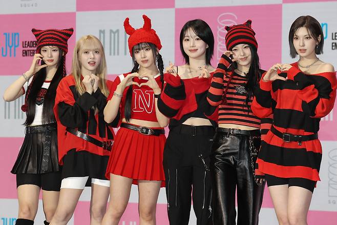 걸그룹 엔믹스(NMIXX)가 15일 오후 서울 송파구 소피텔앰버서더호텔에서 열린 두 번째 미니앨범 '에프이쓰리오포: 브레이크'(Fe3O4: BREAK) 발표회에서 포즈를 취하고 있다. [연합]