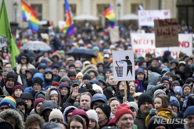 [포츠담=AP/뉴시스] 독일 수도 베를린 인근 포츠담시 전통시장에서 시민이 모여 극우 정당과 이들이 주장한 이민자 등 대량 추방 조치에 대항한 반대 시위를 벌이고 있다. '포츠담은 스스로를 방어한다'라는 이름의 시위에는 극우 정당 독일을위한대안(AfD)을 쓰레기통에 버리는 모습의 피켓도 등장했다. 시위에는 포츠담 지역구 의원인 올라프 숄츠 독일 총리와 아날레나 베어보크 독일 외무장관도 참석했다. 2024.01.15.