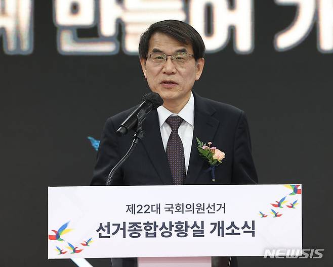 [과천=뉴시스] 황준선 기자 =  노태악 중앙선거관리위원장이 15일 오후 정부과천청사 중앙선거관리위원회에서 열린 제22대 국회의원선거 선거종합상황실 개소식에서 인사말을 하고 있다. (공동취재) 2024.01.15. hwang@newsis.com