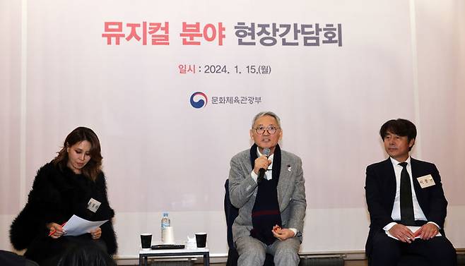 [서울=뉴시스] 김금보 기자 = 유인촌 문화체육관광부 장관이 15일 서울 동대문구 경희대 평화의전당에서 뮤지컬 제작사 대표, 배우를 비롯한 한국뮤지컬협회, 한국뮤지컬제작사협회 등 관련 단체 관계자들을 만나 'K-뮤지컬'의 해외 진출 방안을 논의하고 있다. (사진=문화체육관광부 제공) 2024.01.15. photo@newsis.com *재판매 및 DB 금지