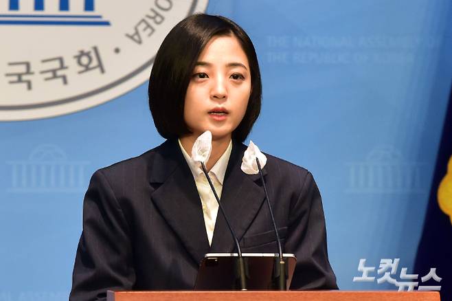 류호정 정의당 의원이 15일 서울 여의도 국회 소통관에서 탈당 기자회견을 하고 있다. 윤창원 기자