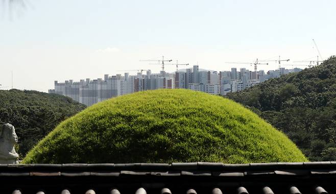 지난 2021년 9월 30일 오후 경기도 김포시 풍무동 장릉 전방에 인천 서구 검단신도시 신축 아파트 건설 현장이 보인다. ⓒ연합뉴스