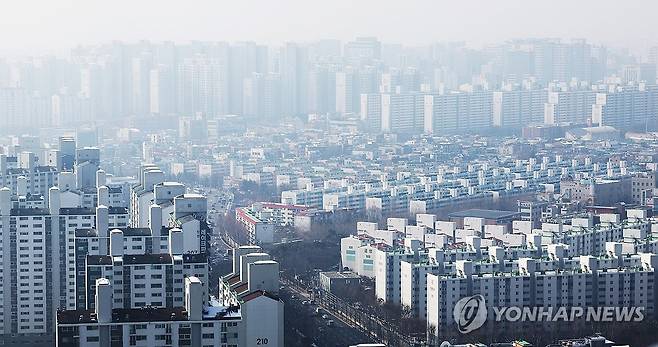 경기도의 아파트단지  (수원=연합뉴스) 홍기원 기자 = 사진은 10일 오후 경기도 수원시 아파트 단지 밀집지역 모습. 2024.1.10 xanadu@yna.co.kr