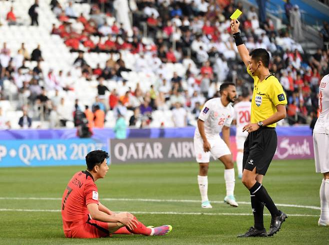 15일(현지시간) 카타르 도하 자심 빈 하마드 스타디움에서 열린 2023 아시아축구연맹(AFC) 카타르 아시안컵 조별리그 E조 대한민국과 바레인 경기. 손흥민이 시뮬레이션 동작을 했다는 이유로 옐로우 카드를 받고 있다. 사진=뉴스1