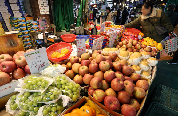 지난 3일 오후 서울의 한 시장 과일가게에서 시민들이 과일을 고르고 있다. (사진=연합뉴스)