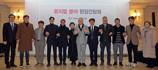 유인촌 문화체육관광부 장관이 15일 서울 동대문구 경희대 평화의전당에서 뮤지컬 제작사 대표, 배우를 비롯한 한국뮤지컬협회, 한국뮤지컬제작사협회 등 관련 단체 관계자들과 간담회를 마치고 기념 촬영을 하고 있다(사진=문화체육관광부 제공).