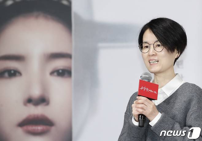 김선덕 작가가 16일 서울 구로구 라마다 서울 신도림 호텔에서 열린 tvN 새 토일드라마 '세작, 매혹된 자들' 제작발표회에서 인사말을 하고 있다. '세작, 매혹된 자들'은 높은 자리에 있지만 마음은 비천한 임금 이인(조정석 분)과 그를 무너뜨리기 위해 세작(첩자)이 된 여인 강희수(신세경 분)의 잔혹한 운명을 그린 작품이다. 2024.1.16/뉴스1 ⓒ News1 권현진 기자