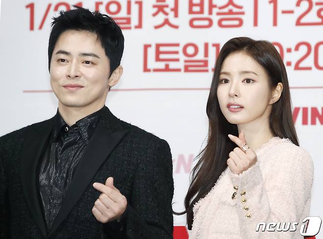 배우 조정석과 신세경(오른쪽)이 16일 서울 구로구 라마다 서울 신도림 호텔에서 열린 tvN 새 토일드라마 '세작, 매혹된 자들' 제작발표회에서 포즈를 취하고 있다. '세작, 매혹된 자들'은 높은 자리에 있지만 마음은 비천한 임금 이인(조정석 분)과 그를 무너뜨리기 위해 세작(첩자)이 된 여인 강희수(신세경 분)의 잔혹한 운명을 그린 작품이다. 2024.1.16/뉴스1 ⓒ News1 권현진 기자