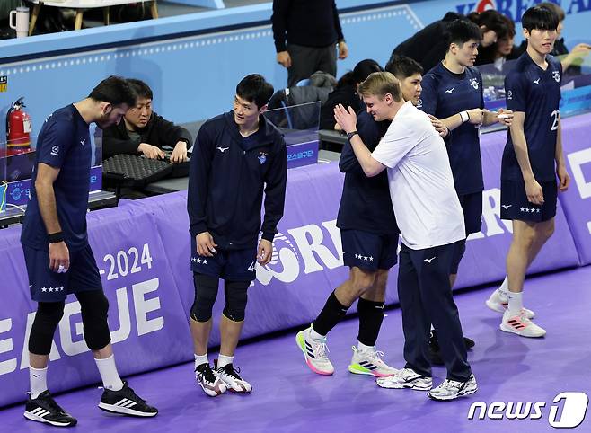 대한항공 토미 틸리카이넨 감독이 16일 오후 인천 계양체육관에서 열린 남자 프로배구 도드람 2023-2024 V리그 대한항공과 삼성화재의 경기에서 세트스코어 3:0으로 2연승을 거둔 뒤 무라드 칸 등 선수들을 격려하고 있다. 2024.1.16/뉴스1 ⓒ News1 박정호 기자