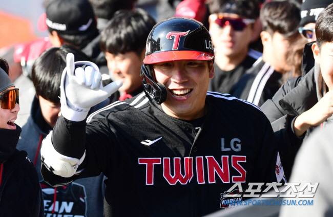 11일 수원kt위즈파크에서 열린 한국시리즈4차전 KT와 LG의 경기, LG 김현수가 1회초 1사 1루에서 우월 투런 홈런을 치고 동료들과 환호하고 있다. 수원=최문영 기자 deer@sportschosun.com/2023.11.11/