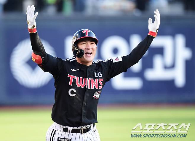 11일 수원 케이티위즈파크에서 열린 한국시리즈 4차전 KT와 LG의 경기. 7회 LG 오지환이 KT 주권을 상대로 3점 홈런을 날렸다. 동료들과 함께 기뻐하는 오지환. 수원=송정헌 기자 songs@sportschosun.com/2023.11.11/