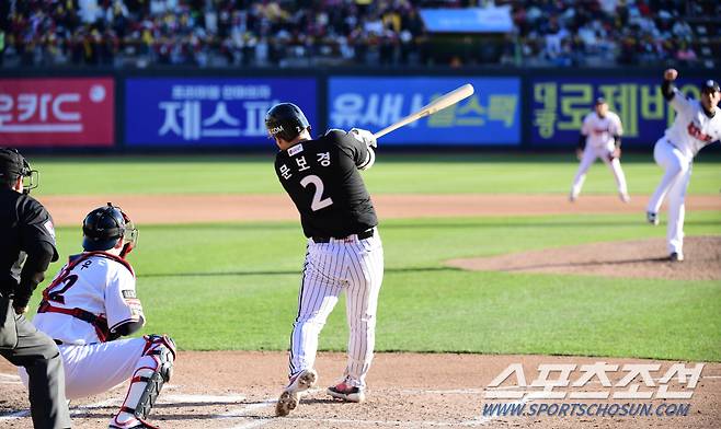 11일 수원 케이티위즈파크에서 열린 한국시리즈 4차전 KT와 LG의 경기. LG 문보경이 6회 KT 김재윤을 상대로 투런 홈런을 날렸다. 힘차게 타격하고 있는 문보경. 수원=송정헌 기자 songs@sportschosun.com/2023.11.11/