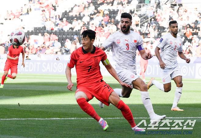 15일(현지시간) 카타르 도하 자심 빈 하마드 스타디움에서 열린 2023 아시아축구연맹(AFC) 카타르 아시안컵 대한민국과 바레인의 경기. 손흥민이 돌파를 시도하고 있다. 도하(카타르)=박재만 기자 pjm@sportschosun.com/2023.01.15/