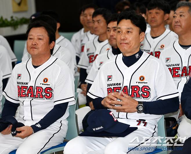 창단 42주년을 맞은 두산 베어스의 창단 기념식이 15일 잠실야구장에서 열렸다. 이승엽 감독과 박흥식 수석코치가 행사를 지켜보고 있다. 잠실=허상욱 기자wook@sportschosun.com/2024.01.15/