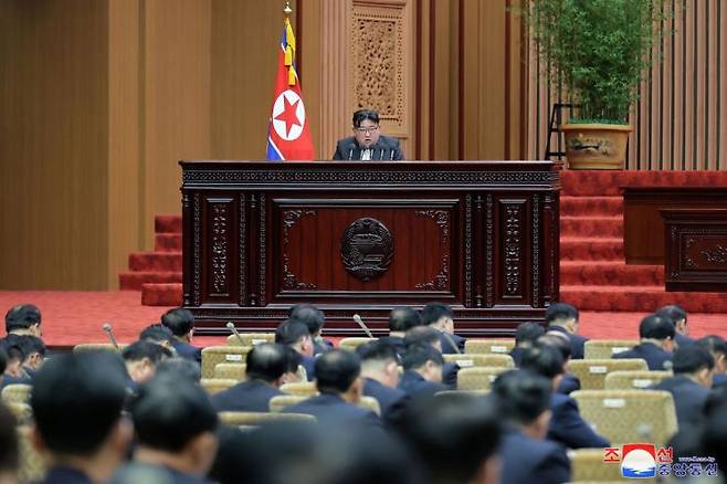 김정은 북한 국무위원장이 15일 평양에서 열린 최고인민회의 시정연설에서 발언을 하고 있다. [이미지출처=연합뉴스]