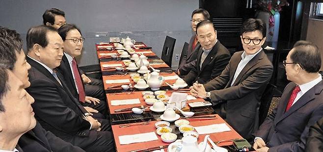 한동훈, 3선 의원들과 오찬… 내일은 4선 이상과 회동 - 한동훈 국민의힘 비상대책위원장이 15일 서울 여의도 켄싱턴 호텔에서 3선 의원들과 오찬 회동을 하고 있다. 한 위원장이 이날 공천과 관련해 ‘당에 헌신’ 등을 언급할 것이란 말도 나왔지만, 한 위원장은 오찬 후 기자들과 만나 “그런 헌신을 요구할 만한 자리는 아니지 않은가. 뵙고 좋은 얘기를 나눴다”고 했다. /연합뉴스