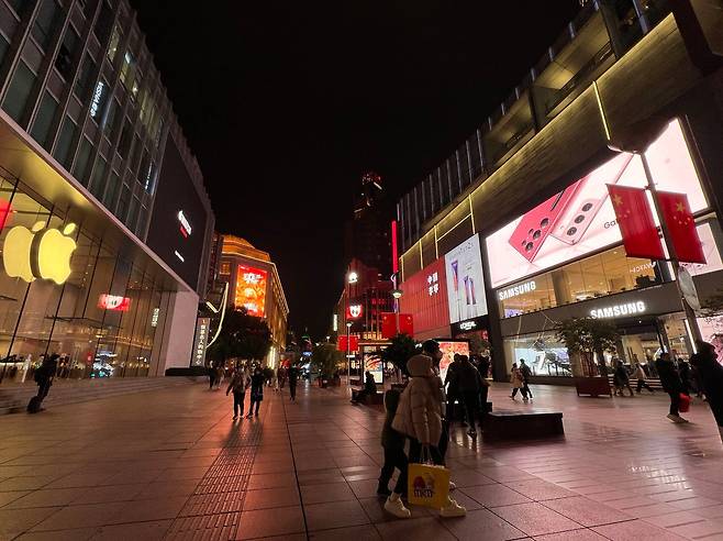 중국 상하이의 관광지 난징둥루에 한국 삼성전자, 미국 애플, 중국 화웨이 매장이 몰려 있다. /조선 DB