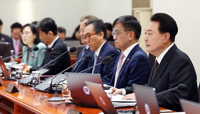 [서울=뉴시스] 전신 기자 = 윤석열 대통령이 16일 서울 용산 대통령실 청사에서 열린 국무회의에서 발언하고 있다. 2024.01.16. photo1006@newsis.com /사진=뉴시스