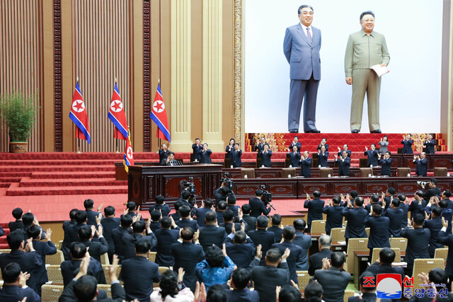 김정은 조선노동당 총비서 겸 국무위원장은 “헌법에 대한민국을 철두철미 제1의 적대국으로, 불법의 주적으로 확고히 간주하도록 교육교양사업을 강화한다는 것을 해당 조문에 명기하는 것이 옳다”고 밝혔다고 16일 노동신문이 보도했다. 조선중앙통신 연합뉴스