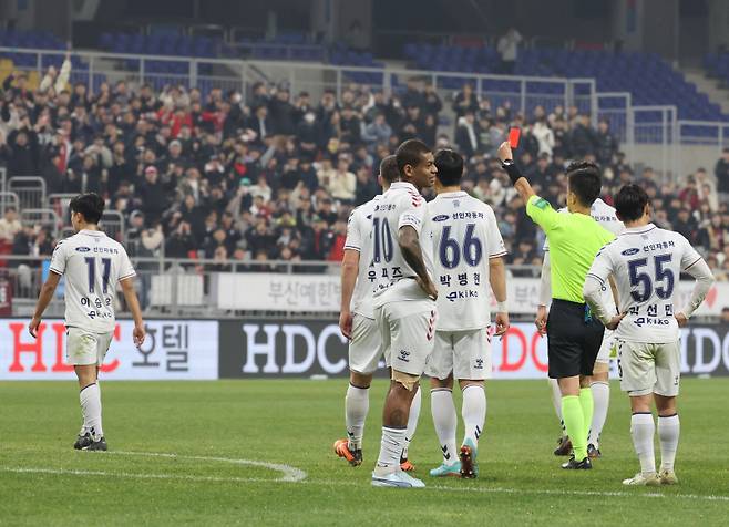 이승우 퇴장(부산=연합뉴스) 박성제 기자 = 6일 부산 아시아드주경기장에서 열린 프로축구 승강 플레이오프 1차전 부산 아이파크와 수원FC 경기. 수원 이승우가 레드카드를 받고 있다. 2023.12.6psj19@yna.co.kr/2023-12-06 21:17:15/<저작권자 ⓒ 1980-2023 ㈜연합뉴스. 무단 전재 재배포 금지.>