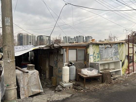 지난 14일 서울 강남구 개포동 구룡마을에서 전봇대에서 나온 전선이 지붕 위로 뒤엉켜 있다. 이보람 기자