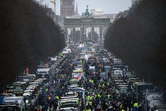 15일(현지시간) 독일 베를린 브란덴부르크 앞 광장에 5000여 대가 넘는 트랙터와 2000대 가량의 트럭이 줄지어 서 있다. 독일 정부의 경유 보조금 삭감 폐지를 주장하며 지난 8일 시작된 농민들의 시위는 이날 절정에 이르렀다. AP=연합뉴스