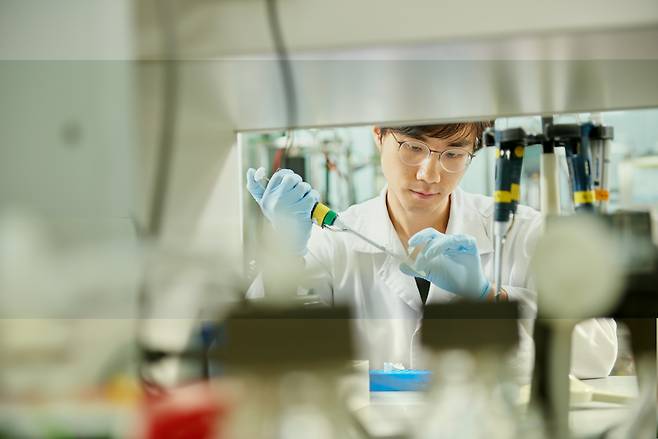 A Hanmi Pharmaceutical researcher works on a new drug. (Hanmi Pharmaceutical)