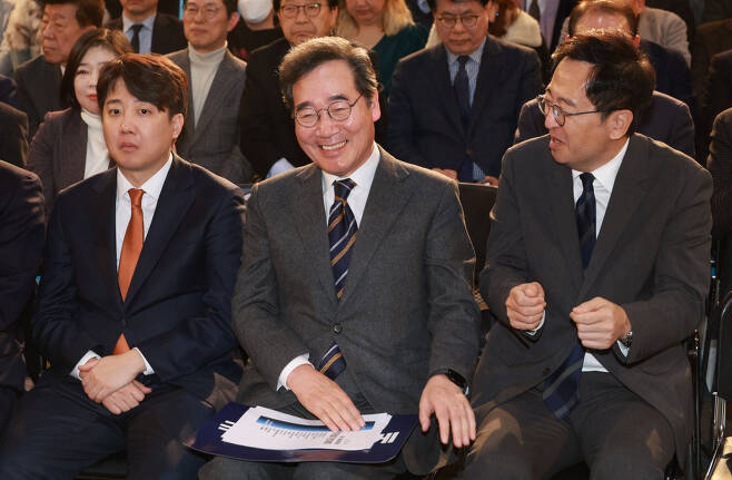 From left: Former Chairman of the ruling People Power Party Lee Jun-seok, former Prime Minister and ex-Chairman of the Democratic Party of Korea Lee Nak-yon and New Party Co-Chairman Keum Tae-sup attends a national convention for promoters hosted by followers of Lee for the upcoming launch of his new party in Seoul on Tuesday. (Yonhap)