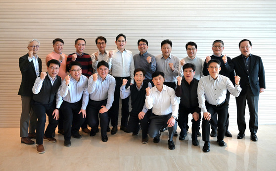 Samsung Electronics Executive Chairman Lee Jae-yong, fifth from left on the second row, poses for a photo with the company’s engineers after the annual award ceremony honoring the employee’s professionalism at Samsung’s Seocho office building in southern Seoul on Tuesday. [SAMSUNG ELECTRONICS]