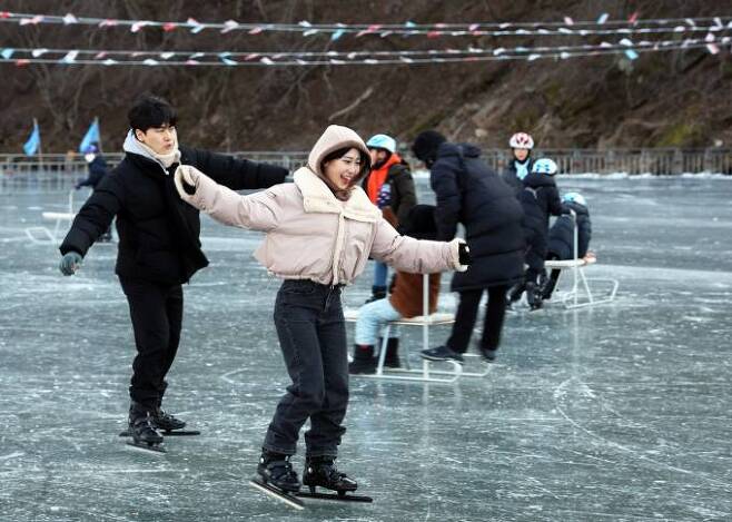 영양 꽁꽁 겨울축제장 빙상장에서 커플이 스케이트를 타며 즐거운 시간을 보내고 있다. (영양군 제공) 2024.01.16