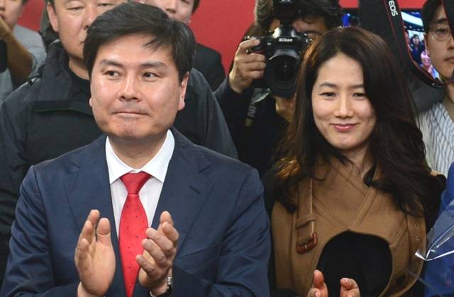 제20대 총선 당시 지상욱 전 의원과 부인 심은하. 뉴시스