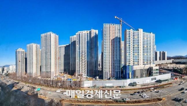 지역 간 쏠림 현상은 최근 조합원 입주권과 분양권 시장에서도 여실히 나타나고 있다. 서울 강동구 올림픽파크포레온(둔촌주공 재건축) 입주권은 분양가 대비 5억원 이상 웃돈이 붙어 거래되고 있다. 사진은 올림픽파크포레온 전경. [이승환 기자]