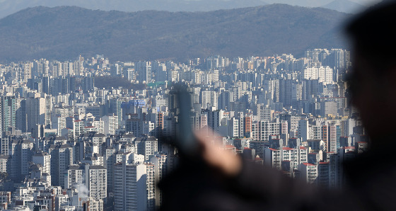 16일 부동산 정보제공 업체 '부동산R114'가 국토교통부 전국 아파트 매매 실거래가 자료를 분석한 결과 2023년 수도권 아파트 직거래 비중이 절반으로 축소됐다. 2022년 대비 지난해 아파트 직거래 비중은 5%포인트(p) 내렸으며 전국에서 서울의 감소폭이 가장 컸다. 증여 취득세 기준 변경과 편법 증여 조사가 비중 감소에 영향을 미친 것으로 분석된다./사진=뉴시스