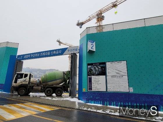 새절역 두산위브 트레지움 신축공사 현장. /사진=신유진 기자