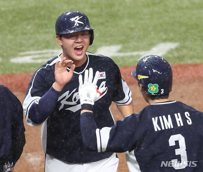 [사오싱=뉴시스] 조수정 기자 = 7일 중국 사오싱 야구장 1구장에서 열린 2022 항저우 아시안게임 남자 야구 결승전, 한국 대 대만의 경기, 2회초 2사 1,3루 3루주자 한국 김형준이 김혜성 타석 때 폭투를 틈타 홈으로 들어오며 김혜성과 기뻐하고 있다. 2023.10.07. chocrystal@newsis.com