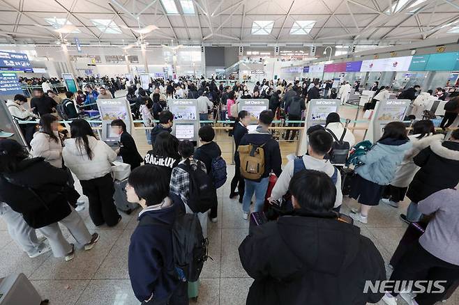 [인천공항=뉴시스] 조성우 기자 = 인천국제공항의 하루 이용객 수가 코로나19 이후 4년 만에 20만 명을 넘어섰다. 인천공항공사에 따르면 지난 14일 인천공항의 일일 여객이 20만2554명으로 잠정 집계했다. 이는 코로나19 펜데믹 영향으로 인천공항의 이용객이 20만 명 이하로 떨어진 지난 2020년1월27일(20만948명) 이후 만 4년 만이다. 16일 오후 인천국제공항 제1여객터미널 출국장에서 공항 이용객이 탑승수속을 하고 있다. 2024.01.16. xconfind@newsis.com