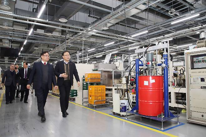 홍남표 창원시장이 16일 마산자유무역지역 내 창원 대표 강소기업인 CTR을 방문했다. 창원시 제공