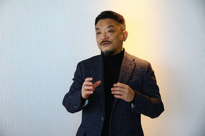 이준석 한국방송통신대 교수가 작고한 천병희 선생의 1982년 첫 완역판 출간 이후 무려 40여년 만에 서양 고전 ‘일리아스’와 ‘오뒷세이아’의 희랍어 완역판을 출간했다. 이 교수는 “앞으로도 연구실 문을 걸어 잠그고 고전 번역에만 정진하겠다”고 기염을 토했다. 남제현 선임기자