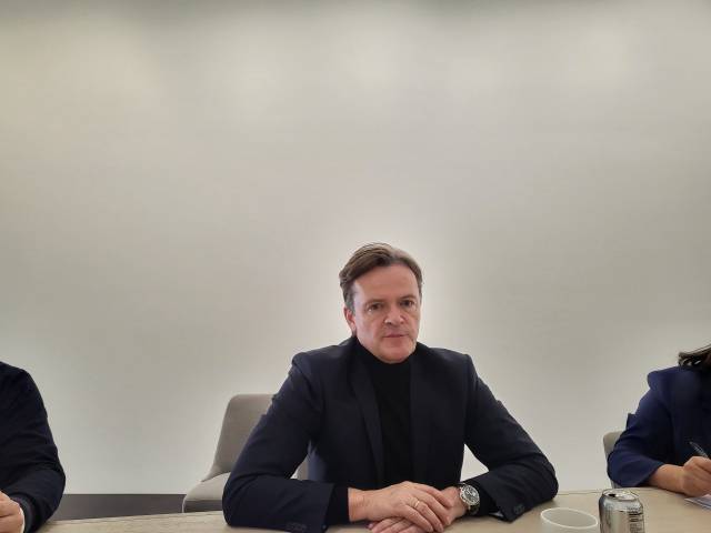 마르쿠스 셰퍼 메르세데스벤츠 최고기술책임자(CTO)가 9일(현지 시간) 미국 라스베이거스에서 국내 취재진과 인터뷰를 갖고 벤츠 전기차 전략에 대해 설명하고 있다. 사진=노해철 기자