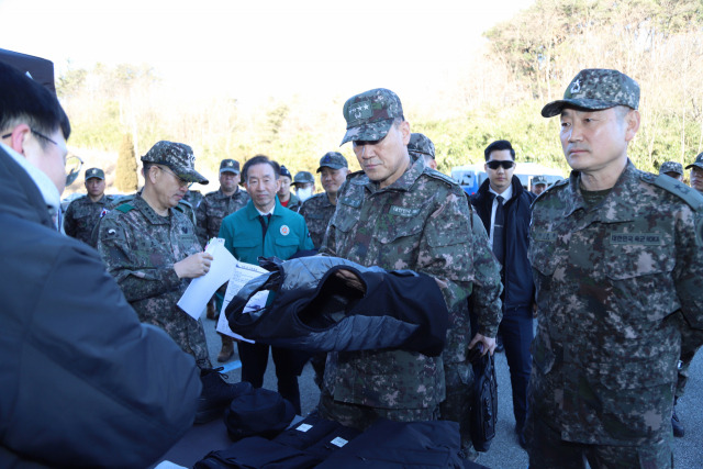 김명수 합참의장이 16일 2024 강원 동계청소년올림픽 경비·대테러작전 현장을 방문해 작전요원들의 방한복 등 장비를 점검하고 있다. 사진 제공=합참