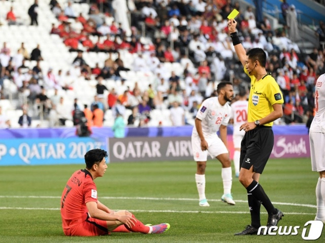 경고 받는 손흥민(왼쪽)/ 사진=뉴스1 제공