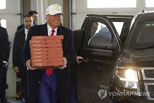 지난 14일 아이오와주에서 소방관들에게 피자를 전달하는 트럼프 [AP=연합뉴스]