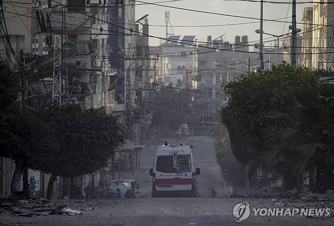 가자지구 중심도시 거리서 이동 중인 구급차 (가자시티 EPA=연합뉴스) 이스라엘군과 팔레스타인 무장 정파 하마스의 알카삼 여단이 8일(현지시간) 가자시티 서부 해안 도로에서 전투 중인 가운데 구급차 한 대가 거리를 따라 이동하고 있다. 2023.11.09 besthope@yna.co.kr