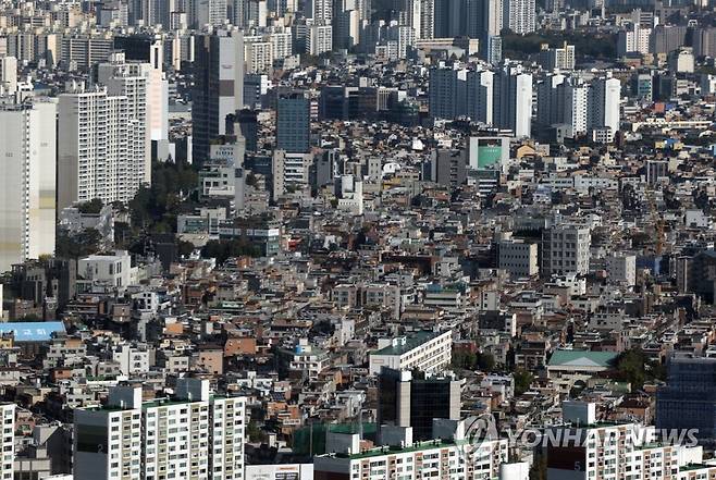 전세보증금반환보증 사고 역대 최대 (서울=연합뉴스) 한종찬 기자 = 이날 서울 시내의 주택 밀집지역. 2022.10.19 saba@yna.co.kr